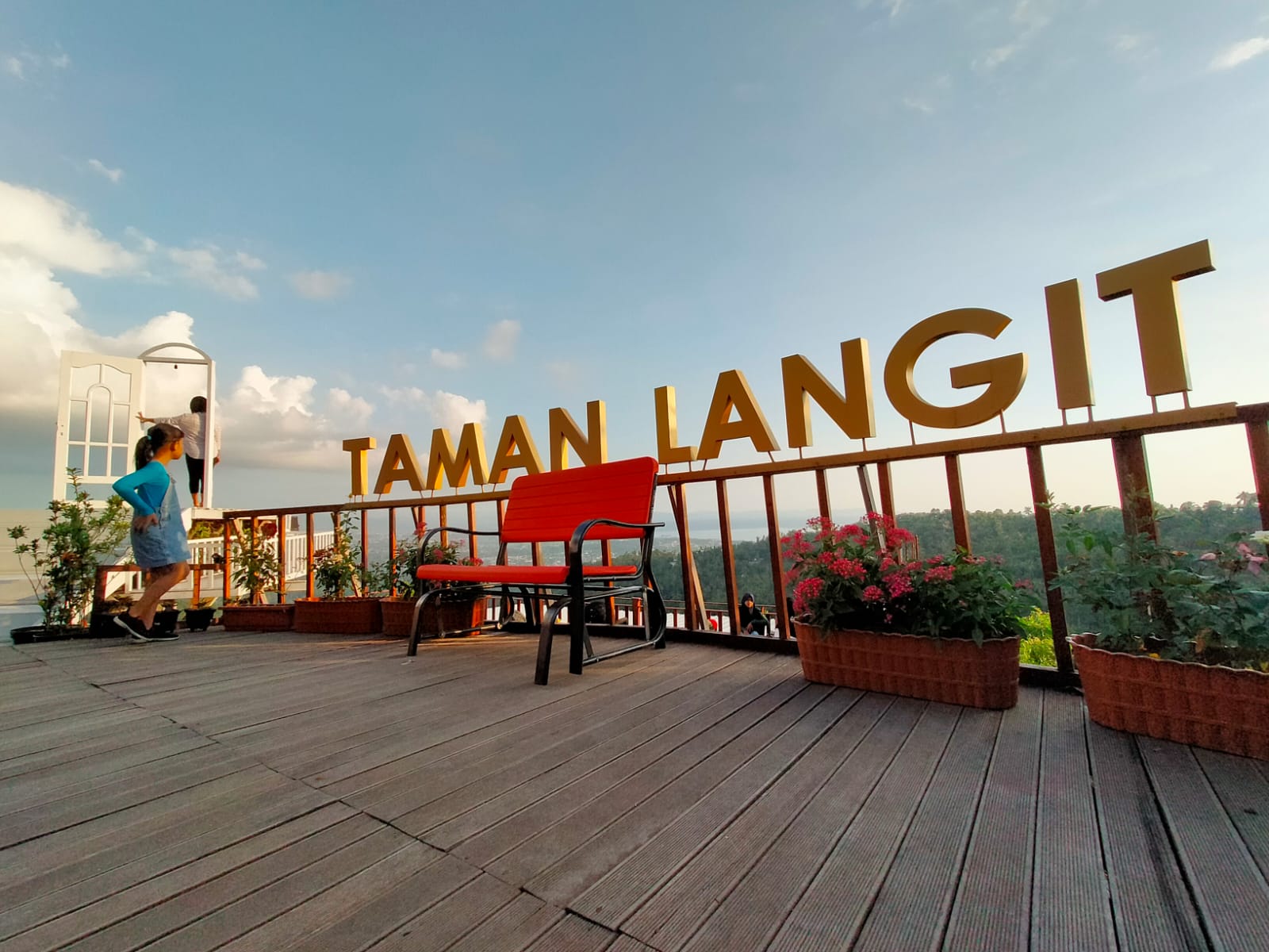 taman-langit-di-bukit-bengkaung-lombok-barat.jpg