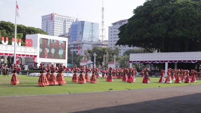 Tampil Spektakuler, 210 Penari Kolosal NTB Iringi Penurunan Merah Putih di Istana Merdeka
