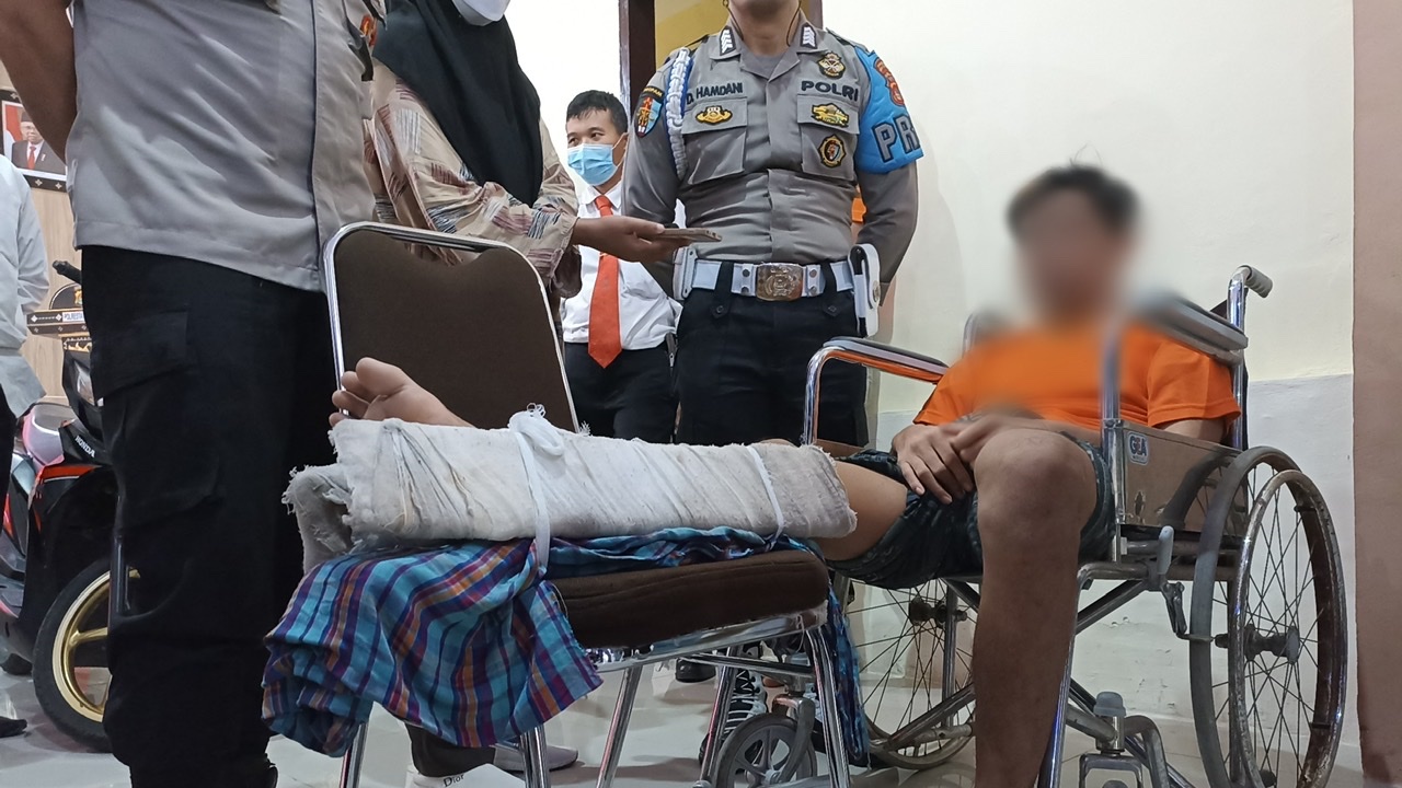 tersangka-b-24-asal-monjok-selaparang-kota-mataram-yang-ber.jpg