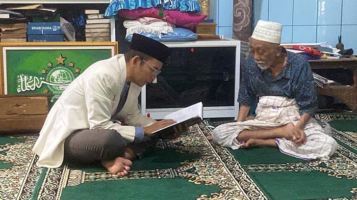 Bertemu Abuya Muhtadi, TGB Zainul Majdi Baca Kitab Hadis