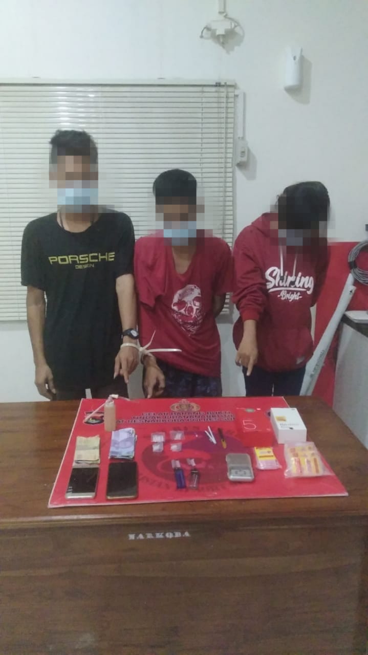 Kerap Pesta Sabu, 2 Laki-laki dan 1 Perempuan di Sumbawa Ditangkap Dalam Satu Kamar