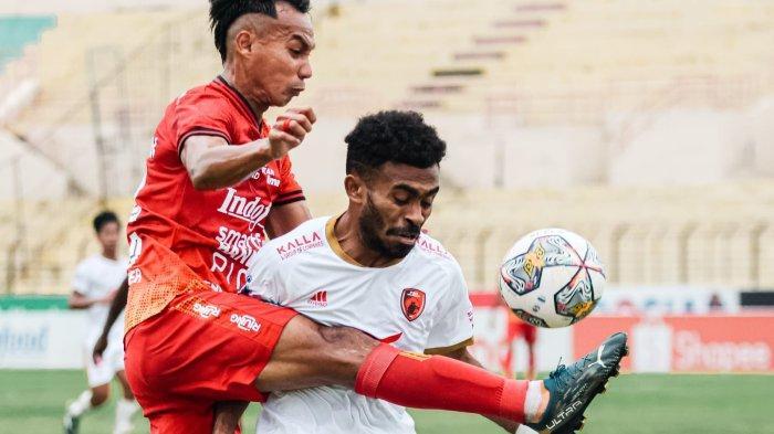 winger-bali-united-novri-setiawan-merebut-bola-dari-pemain-psm.jpg