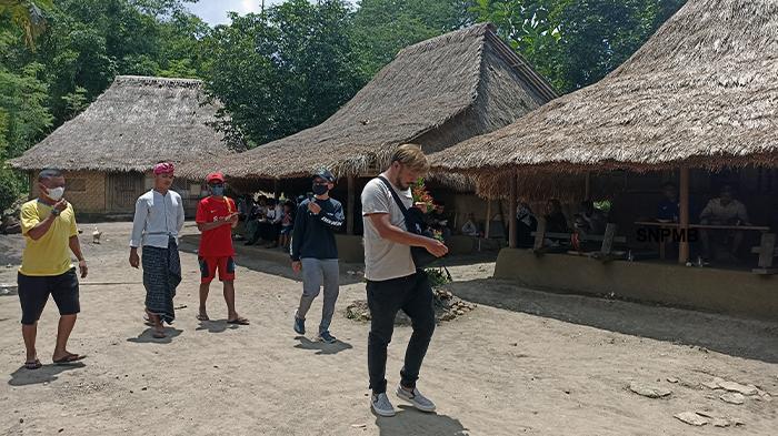 Wisata Budaya di Desa Adat Ende Lombok: Belajar Alat Musik Tradisional Genggong hingga Peresean