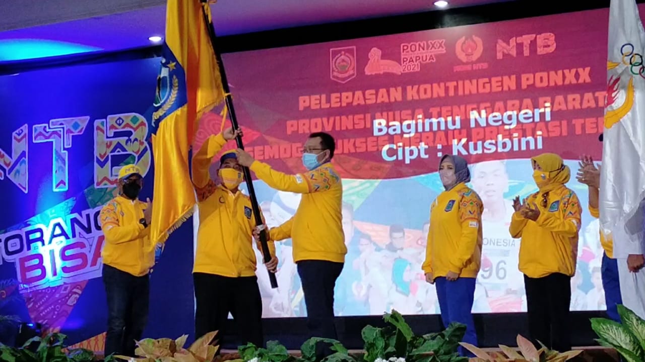 zulkieflimansyah-tiga-dari-kanan-menyerahkan-bendera-ntb.jpg