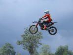 Aksi-crosser-dalam-pembukaan-Sirkuit-Motocross-459-Lantan.jpg