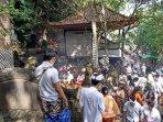 Aktivitas-ibadah-umat-Hindu-di-Pura-Batu-Bolong.jpg
