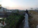 Amaq-Lidia-bersama-Gusti-Sempane-Gare-di-tepi-by-pass-Mandalika.jpg