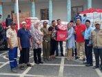 Anggota-DPR-RI-Lale-Syifaun-Nufus-saat-menyerahkan-bantuan-logistik.jpg