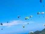 Atlet-Paralayang-saat-mengudara-di-Sky-Lancing-Lombok-Tengah.jpg