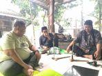 Bambang-Mei-Finarwanto-saat-menyaksikan-kris-berdiri.jpg