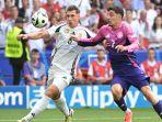Bek-Hongaria-06-Willi-Orban-Kiri-berebut-bola-dengan-penyerang-Jerman-07-Kai-Havertz.jpg