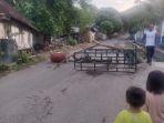 Blokade-jalan-Kolo-Bonto-yang-dilakukan-warga-Bonto-Kota-Bima-pagi-ini.jpg