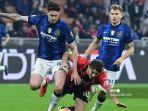 Brahim-Diaz-tengah-berebut-bola-dengan-bek-Inter-Milan-Alessandro-Bastoni.jpg