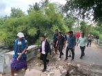 Bupati-Lombok-Timur-H-Haerul-Warisin-saat-mengecek-jembatan-penghubung-Desa-Teko-Apitaik.jpg