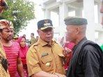 Bupati-Sukiman-tinjau-bantuan.jpg