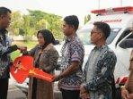Bupati-Sumbawa-Syarafuddin-Jarot-beri-Ambulan-ke-Puskesmas.jpg
