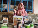 Diana-engusaha-air-nira-di-Lombok-Timur-bersama-dengan-produk-buatannya.jpg
