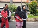 Dua-tersangka-TPPO-saat-digelandang-di-Polda-NTB-Senin-11112024.jpg