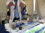 Hasil-pemeriksaan-laboratorium-dengan-hasil-mengandung-formalin-kiri-ayam-bebas-formalin-kanan.jpg