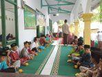 Hubbul-Quran-Foundation-saat-melakukan-Buka-Bersama-Anak-Yatim-di-Desa-Labulia-Lombok-Tengah.jpg