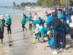 Iriana-Bagi-bagi-Buku-hingga-Lepas-300-Tukik-saat-Kunjungan-di-Pantai-Elak-Elak-Lombok-Barat.jpg