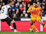 Jude-Bellingham-menggiring-bola-pada-laga-Valencia-vs-Real-Madrid.jpg