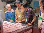 KPU-Kabupaten-Bima-bersama-unsur-terkait-saat-monitoring-proses-produksi-surat-suara.jpg
