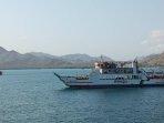 Kapal-Ferry-saat-sandar-di-Pelabuhan-Poto-Tano-Kabupaten-Sumbawa-Barat.jpg