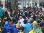 Ketua-DPRD-Loteng-menemui-massa-aksi-PMII-Loteng-di-halaman-kantor-DPRD.jpg
