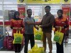 Ketua-Panitia-Acara-GOBES-saat-mengambil-bingkisan-bantuan-dari-Alfamart.jpg