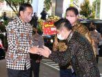 Ketua-Umum-Himpunan-Pengusaha-Muda-Indonesia-HIPMI-Mardani-H-Maming-menyambut-Presiden-Jokowi.jpg