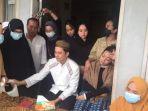 Kiki-Farel-dan-adiknya-juga-terlihat-berada-di-samping-jenazah-sang-ibu.jpg