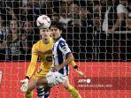 Kiper-Barcelona-Inaki-Pena-vs-Penyerang-Real-Sociedad-takefusa-Kubo.jpg