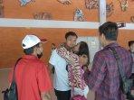 Komang-Teguh-disambut-ibu.jpg