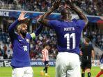 Lacazette-dan-Mateta-selebrasi-usai-mencetak-gol-untuk-Timnas-Prancis.jpg