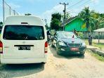 Mobil-Presiden-Jokowi-harus-berbagi-dengan-kendaraan-lain-karena-jalan-yang-sempit.jpg