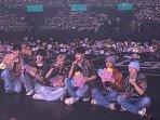 NCT-WISH-saat-tampil-mengenakan-batik-di-Jakarta.jpg