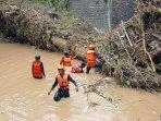 PENCARIAN-KORBAN-BANJIR-11.jpg