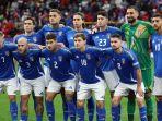 Para-pemain-Italia-berpose-sebelum-pertandingan-sepak-bola-Grup-B.jpg