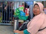 Pedagang-asongan-Pelabuhan-Lembar.jpg