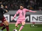 Pemain-Inter-Miami-Lionel-Messi-menendang-bola-kontra-Vissel-Kobe.jpg