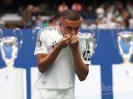Pemain-depan-Prancis-Kylian-Mbappe-mencium-kausnya-Real-Madrid.jpg
