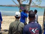 Pemasangan-papan-peringatan-waspada-terhadap-buaya-yang-kerap-muncul-di-Teluk-Bumbang-Lombok-Tengah.jpg