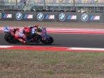 Pembalap-Gresini-Racing-Marc-Marquez-melintasi-565.jpg