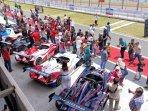 Pembalap-wanita-Amarada-Inne-jadi-rebutan-foto-saat-sesi-pitwalk-Mandalika.jpg