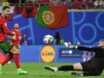 Penjaga-gawang-Republik-Ceko-Jindrich-Stanek-menangkis-tembakan-dari-Cristiano-Ronaldo.jpg