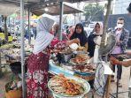 Penjual-sate-bantingan-khas-terara-tengah-melayani-pembelinya.jpg
