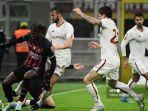 Penyerang-AC-Milan-Rafael-Leao-kiri-berebut-bola-dengan-gelandang-AS-Roma.jpg