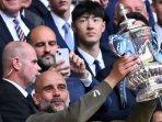 Pep-angkat-trofi-Piala.jpg
