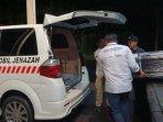 Peti-jenazah-Muhammad-Kaharudin-saat-dimasukkan-kedalam-mobil-jenazah.jpg